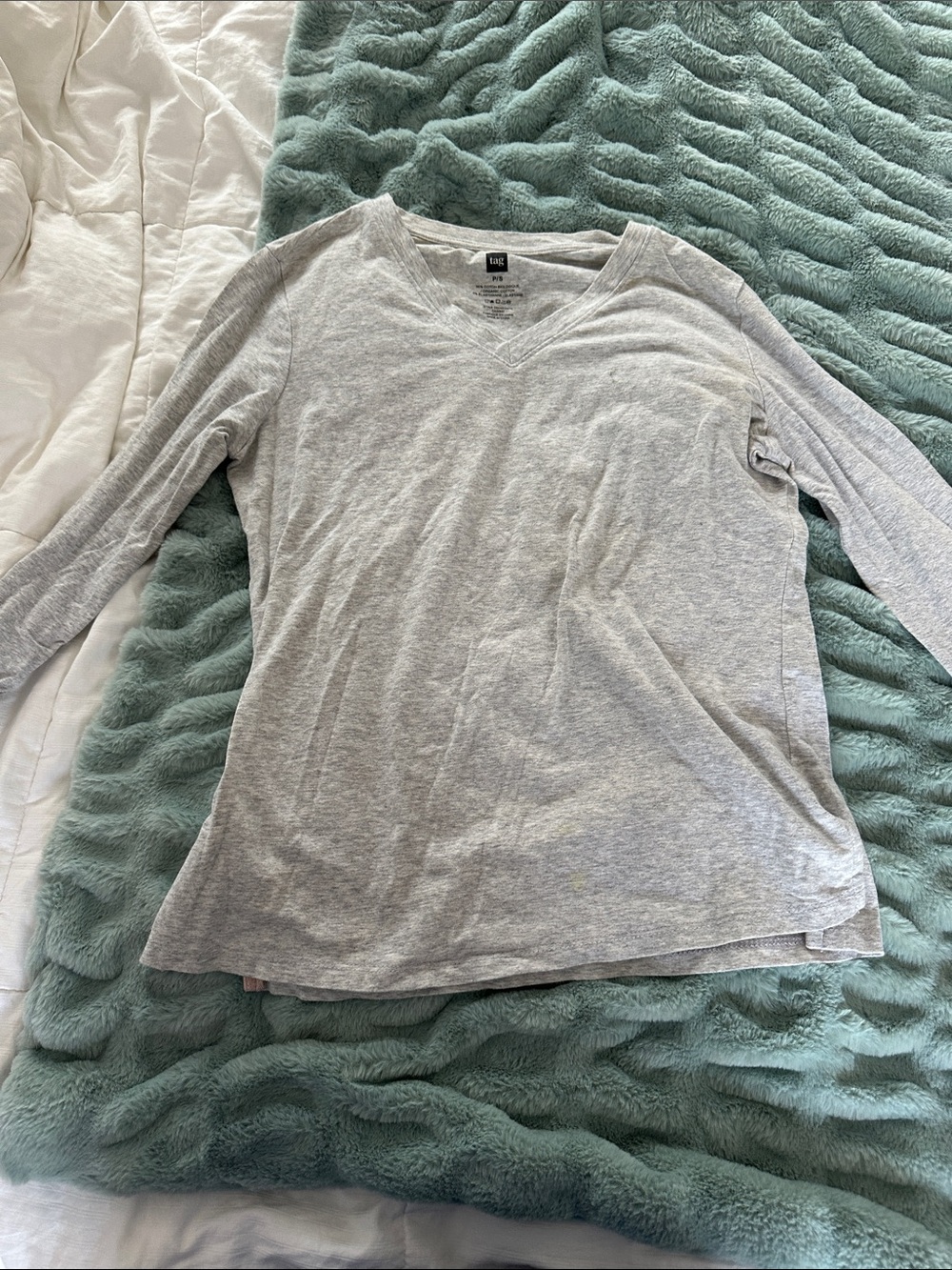 Tag Women's Light Gray Long Sleeve V-Neck Tee